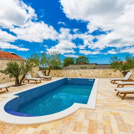 Tina With Swimming Pool, Tennis Court, Games Room, Sauna, Gym, Bbq