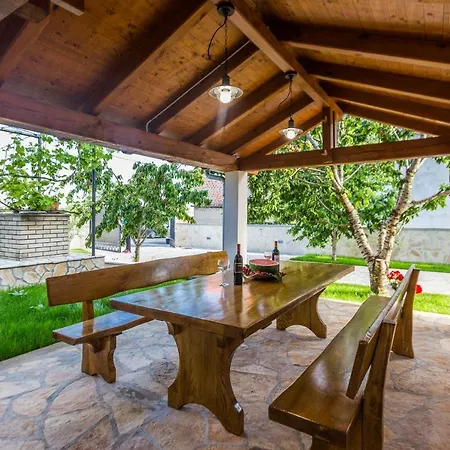 Villa Tina With Swimming Pool, Tennis Court, Games Room, Sauna, Gym, Bbq Policnik