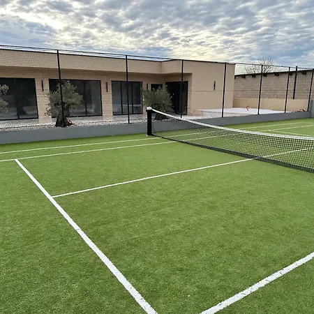 Tina With Swimming Pool, Tennis Court, Games Room, Sauna, Gym, Bbq