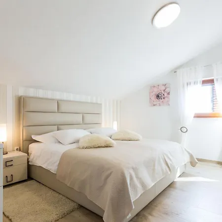 Vila Tina With Swimming Pool, Tennis Court, Games Room, Sauna, Gym, Bbq
