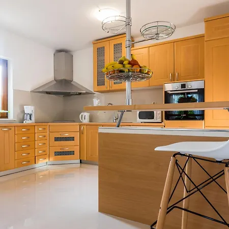 Vila Tina With Swimming Pool, Tennis Court, Games Room, Sauna, Gym, Bbq *