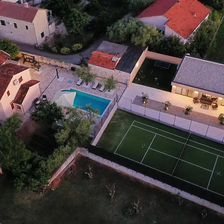 Tina With Swimming Pool, Tennis Court, Games Room, Sauna, Gym, Bbq فيلة