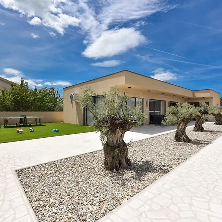 Tina With Swimming Pool, Tennis Court, Games Room, Sauna, Gym, Bbq Vila *