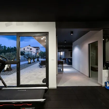 Tina With Swimming Pool, Tennis Court, Games Room, Sauna, Gym, Bbq Vila