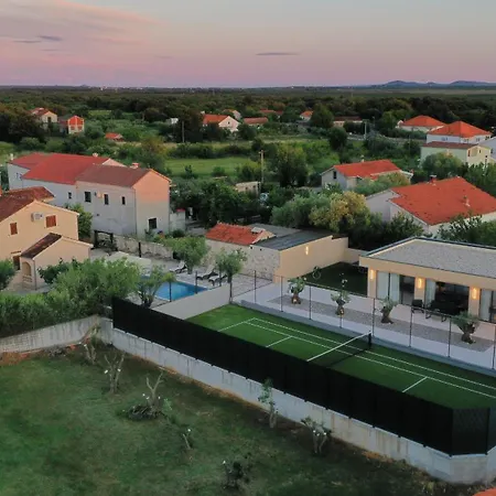 فيلة Tina With Swimming Pool, Tennis Court, Games Room, Sauna, Gym, Bbq *