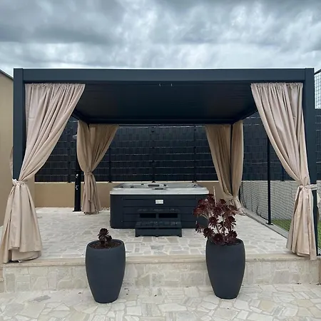 Tina With Swimming Pool, Tennis Court, Games Room, Sauna, Gym, Bbq فيلة