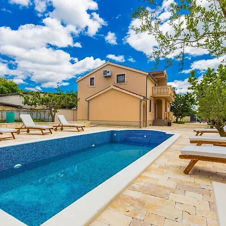 Tina With Swimming Pool, Tennis Court, Games Room, Sauna, Gym, Bbq Policnik