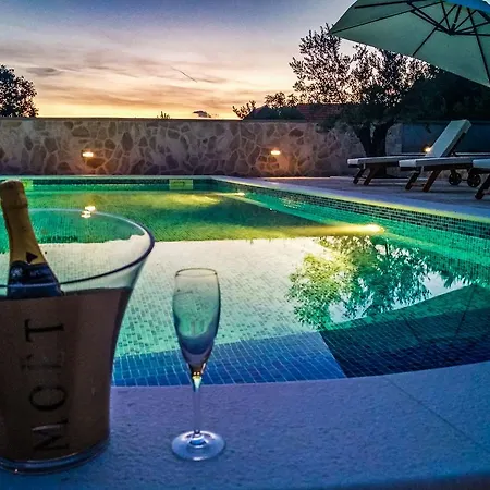 Villa Tina With Swimming Pool, Tennis Court, Games Room, Sauna, Gym, Bbq *