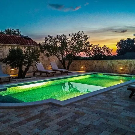 Tina With Swimming Pool, Tennis Court, Games Room, Sauna, Gym, Bbq