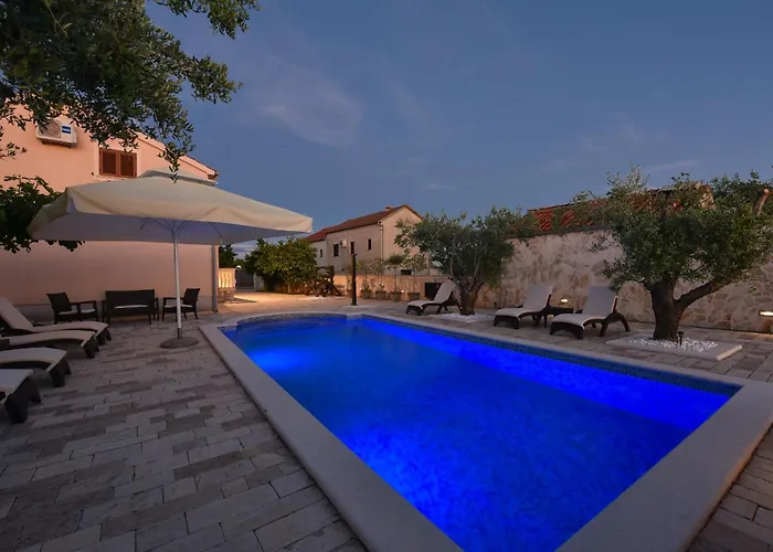 Tina With Swimming Pool, Tennis Court, Games Room, Sauna, Gym, Bbq Villa