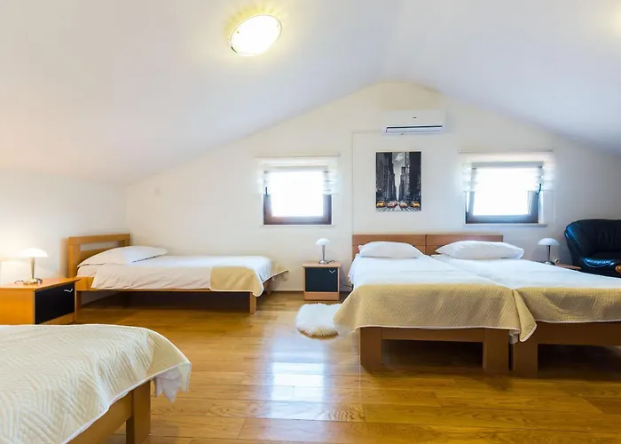 Tina With Swimming Pool, Tennis Court, Games Room, Sauna, Gym, Bbq Policnik