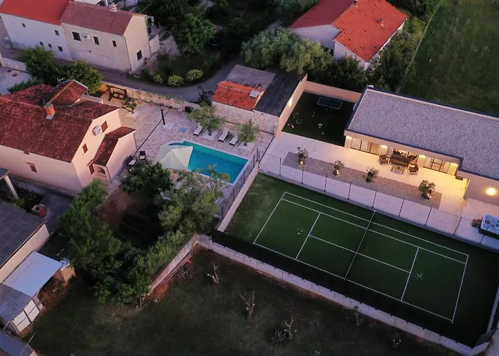 Tina With Swimming Pool, Tennis Court, Games Room, Sauna, Gym, Bbq Villa