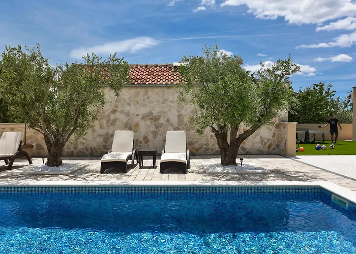 Tina With Swimming Pool, Tennis Court, Games Room, Sauna, Gym, Bbq Villa *