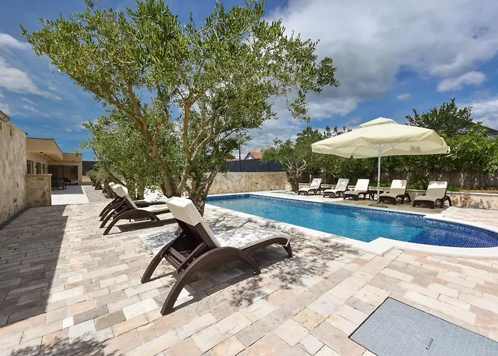 Tina With Swimming Pool, Tennis Court, Games Room, Sauna, Gym, Bbq * Policnik