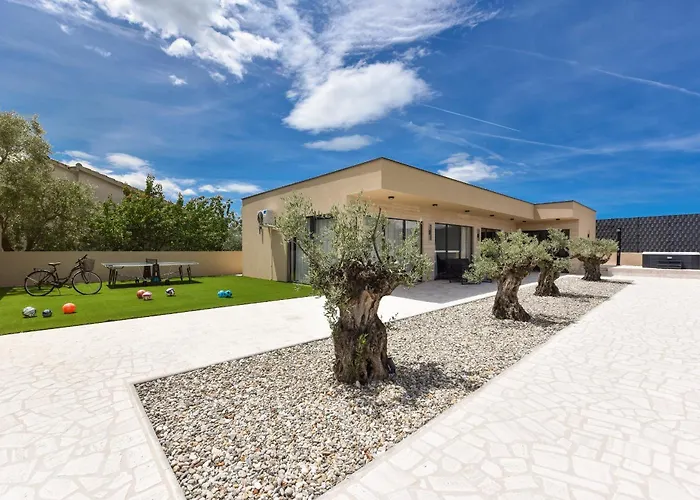 Tina With Swimming Pool, Tennis Court, Games Room, Sauna, Gym, Bbq Villa *