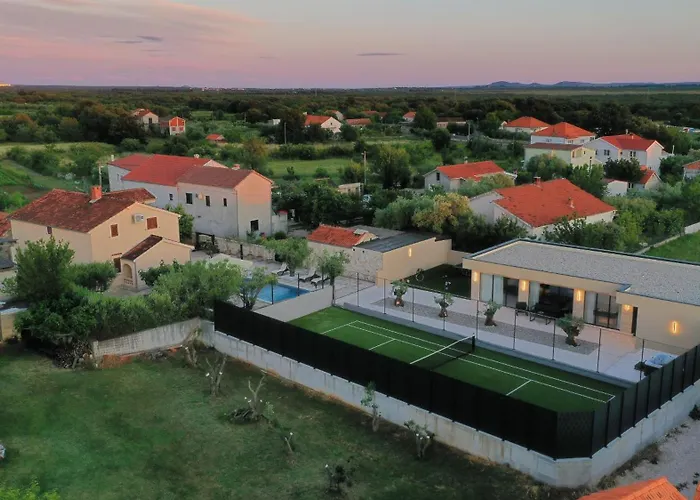 Villa Tina With Swimming Pool, Tennis Court, Games Room, Sauna, Gym, Bbq *