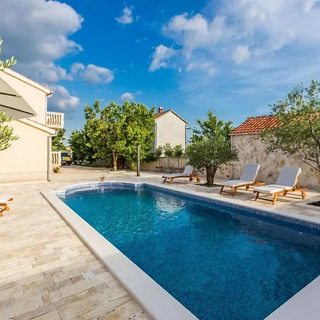 Willa Tina With Swimming Pool, Tennis Court, Games Room, Sauna, Gym, Bbq *