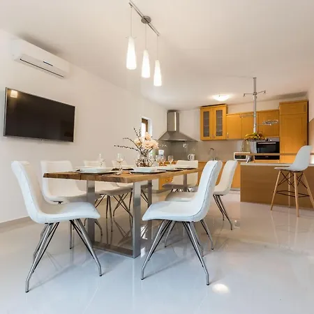 Tina With Swimming Pool, Tennis Court, Games Room, Sauna, Gym, Bbq * Policnik