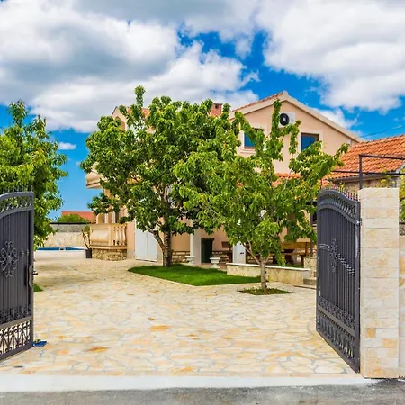 Βίλα Tina With Swimming Pool, Tennis Court, Games Room, Sauna, Gym, Bbq *