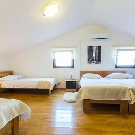 Willa Tina With Swimming Pool, Tennis Court, Games Room, Sauna, Gym, Bbq
