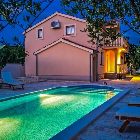 Tina With Swimming Pool, Tennis Court, Games Room, Sauna, Gym, Bbq Policnik