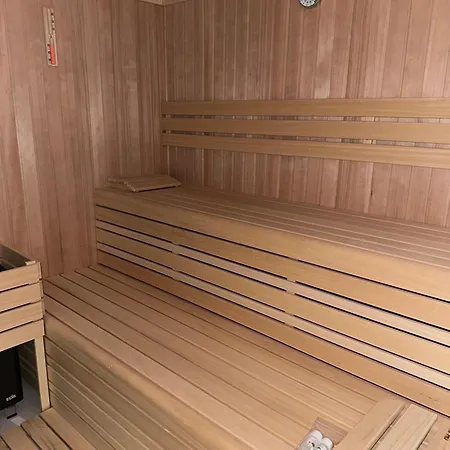 Tina With Swimming Pool, Tennis Court, Games Room, Sauna, Gym, Bbq *