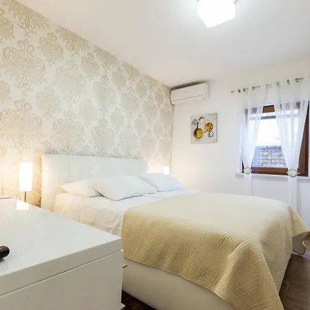 Tina With Swimming Pool, Tennis Court, Games Room, Sauna, Gym, Bbq Policnik