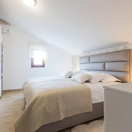 Villa Tina With Swimming Pool, Tennis Court, Games Room, Sauna, Gym, Bbq Policnik
