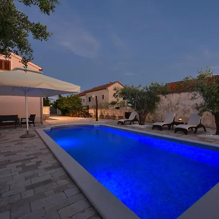 Tina With Swimming Pool, Tennis Court, Games Room, Sauna, Gym, Bbq Villa