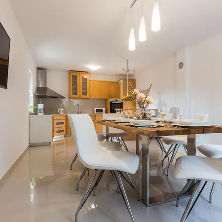 Βίλα Tina With Swimming Pool, Tennis Court, Games Room, Sauna, Gym, Bbq