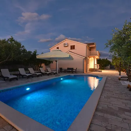 Tina With Swimming Pool, Tennis Court, Games Room, Sauna, Gym, Bbq Villa *