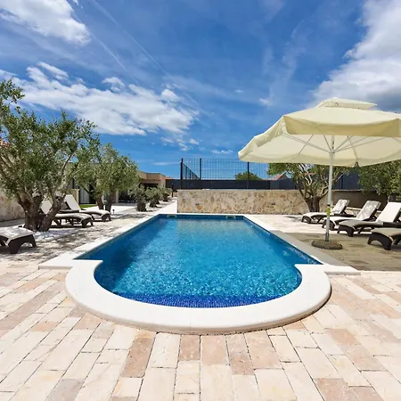 Tina With Swimming Pool, Tennis Court, Games Room, Sauna, Gym, Bbq *