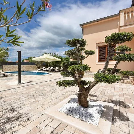 Tina With Swimming Pool, Tennis Court, Games Room, Sauna, Gym, Bbq *
