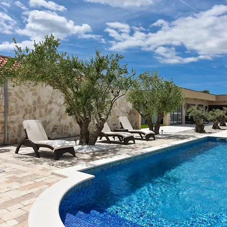 Βίλα Tina With Swimming Pool, Tennis Court, Games Room, Sauna, Gym, Bbq *