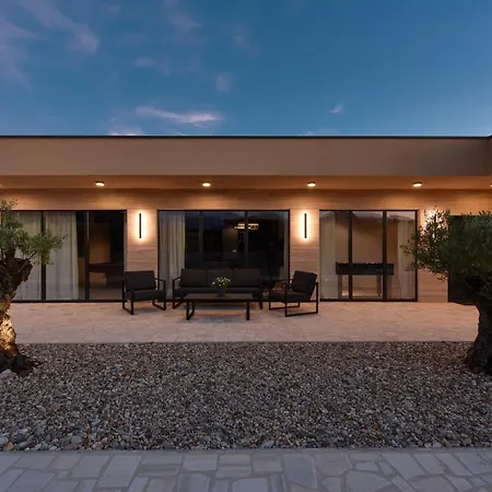 Tina With Swimming Pool, Tennis Court, Games Room, Sauna, Gym, Bbq Policnik