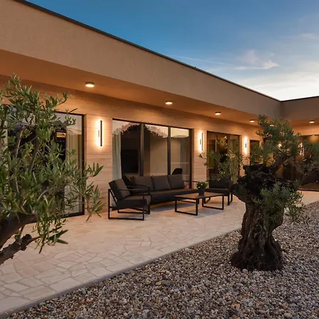 Tina With Swimming Pool, Tennis Court, Games Room, Sauna, Gym, Bbq *