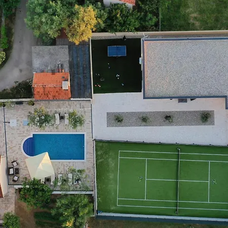 Tina With Swimming Pool, Tennis Court, Games Room, Sauna, Gym, Bbq * Policnik