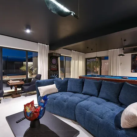 Tina With Swimming Pool, Tennis Court, Games Room, Sauna, Gym, Bbq