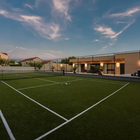 Tina With Swimming Pool, Tennis Court, Games Room, Sauna, Gym, Bbq Villa