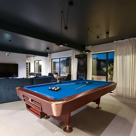 Tina With Swimming Pool, Tennis Court, Games Room, Sauna, Gym, Bbq Βίλα Policnik