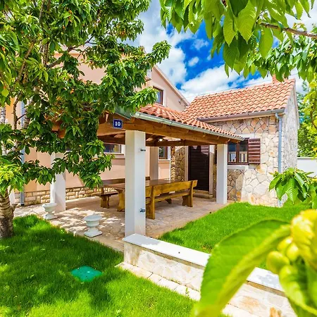 Tina With Swimming Pool, Tennis Court, Games Room, Sauna, Gym, Bbq *