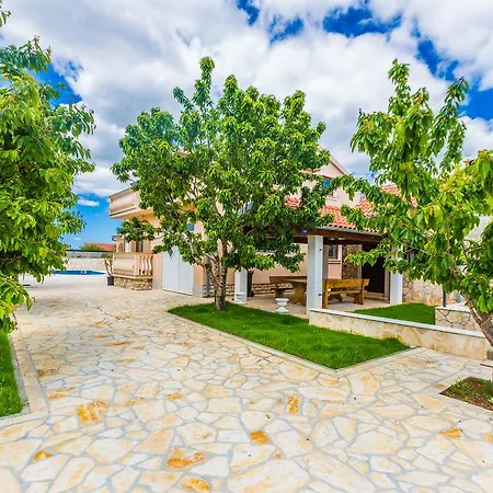 Willa Tina With Swimming Pool, Tennis Court, Games Room, Sauna, Gym, Bbq Policnik