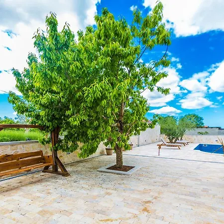 Tina With Swimming Pool, Tennis Court, Games Room, Sauna, Gym, Bbq Willa
