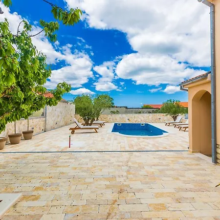 Tina With Swimming Pool, Tennis Court, Games Room, Sauna, Gym, Bbq *