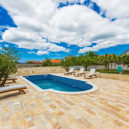 Tina With Swimming Pool, Tennis Court, Games Room, Sauna, Gym, Bbq Vila *