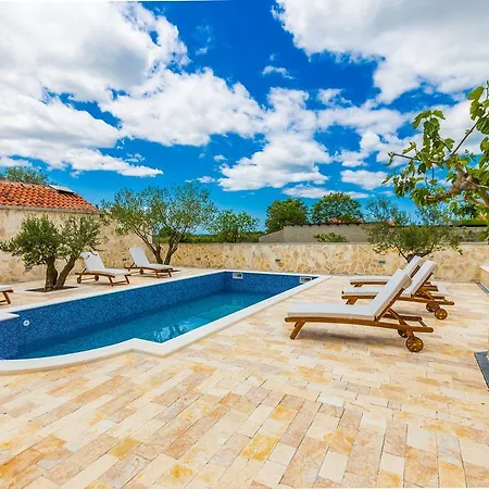 Βίλα Tina With Swimming Pool, Tennis Court, Games Room, Sauna, Gym, Bbq