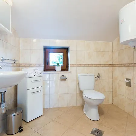 Tina With Swimming Pool, Tennis Court, Games Room, Sauna, Gym, Bbq *