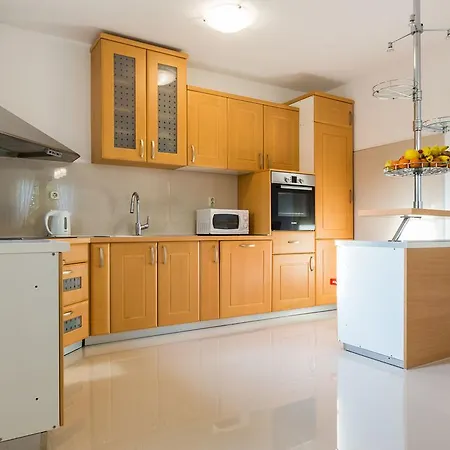 Tina With Swimming Pool, Tennis Court, Games Room, Sauna, Gym, Bbq *