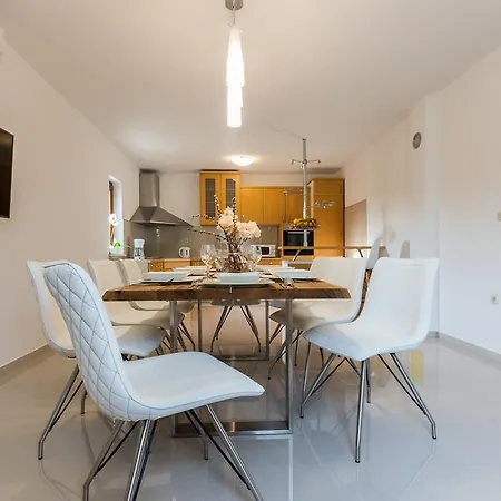 Tina With Swimming Pool, Tennis Court, Games Room, Sauna, Gym, Bbq *