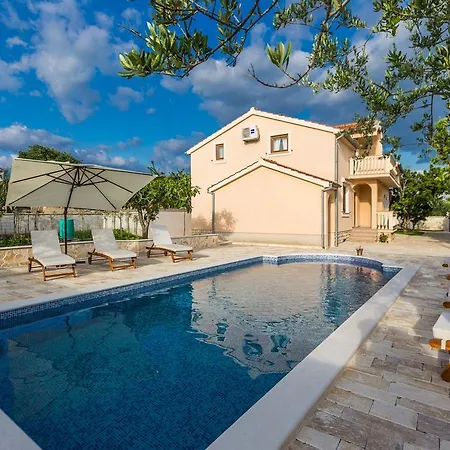 Tina With Swimming Pool, Tennis Court, Games Room, Sauna, Gym, Bbq Villa